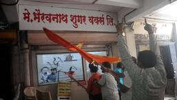 Shiv Sena workers protest at MLA Tanaji Sawant’s office at Balaji nagar, Dhankawdi in Pune. (HT PHOTO)