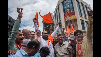 Shiv Sena supporters burn the effigy of rebel MLA Sada Sarvankar , Shivaji Park, Dadar, Mumbai, June 26, 2022 (Satish Bate/HT PHOTO)