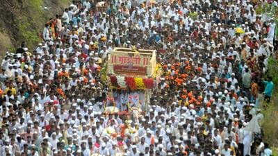 Devotees during Saint Dnyaneshwar Maharaj Palakhi at Dive ghat in Pune. (HT PHOTO) Devotees during Saint Dnyaneshwar Maharaj Palakhi at Dive ghat in Pune. (HT PHOTO)