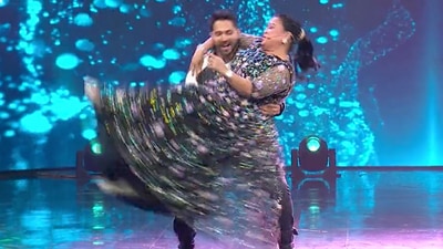 Varun Dhawan with Bharti Singh on the show.