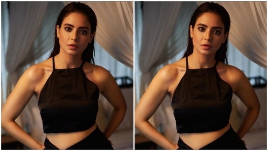 In back-brushed dewy hairdo and black eyeliner, black kohl, mascara-laden eyelashes, drawn eyebrows, contoured cheeks and a shade of pastel pink lipstick, she aced the look to perfection.(Instagram/@aamnasharifofficial)