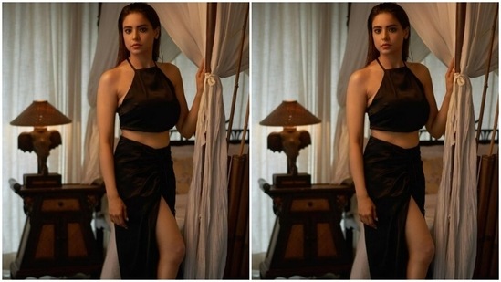 Aamna picked a black co-ord set for the pictures. She decked up in a slip-in cropped satin black top.(Instagram/@aamnasharifofficial)