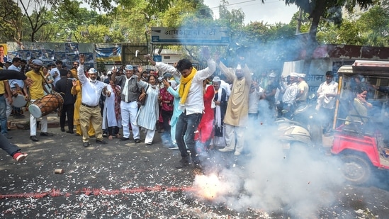 Aam Admi Party (AAP) workers celebrate party candidate Durgesh Pathak's victory in Rajinder Nagar by-polls, outside Aam Admi Party office, in New Delhi.(HT Photo) Aam Admi Party (AAP) workers celebrate party candidate Durgesh Pathak's victory in Rajinder Nagar by-polls, outside Aam Admi Party office, in New Delhi.(HT Photo)