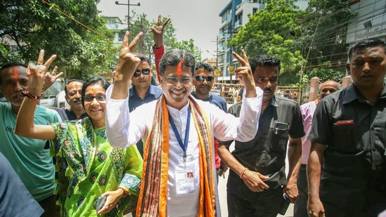 Tripura CM Manik Saha flashes a victory sign after his lead during the counting of votes of the Tripura Assembly by-elections outside a counting centre in Agartala.(PTI)