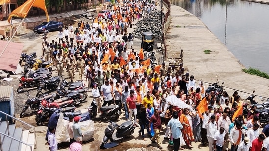 A large number of Shiv Sena supporters participate in a rally to express their support to CM Uddhav Thackeray amid political crisis in Maharashtra, at Nashik.(HT Photo)