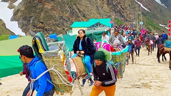 Devotees going to Kedarnath Temple by mule ride, palanquin and other ways as part of their Char Dham Yatra in Rudraprayag (ANI File Photo)(HT_PRINT)