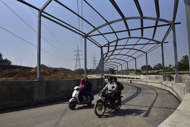 Commuters on the newly-constructed RUB bridge on Pakhowal Road in Ludhiana. (Gurpreet Singh/HT)