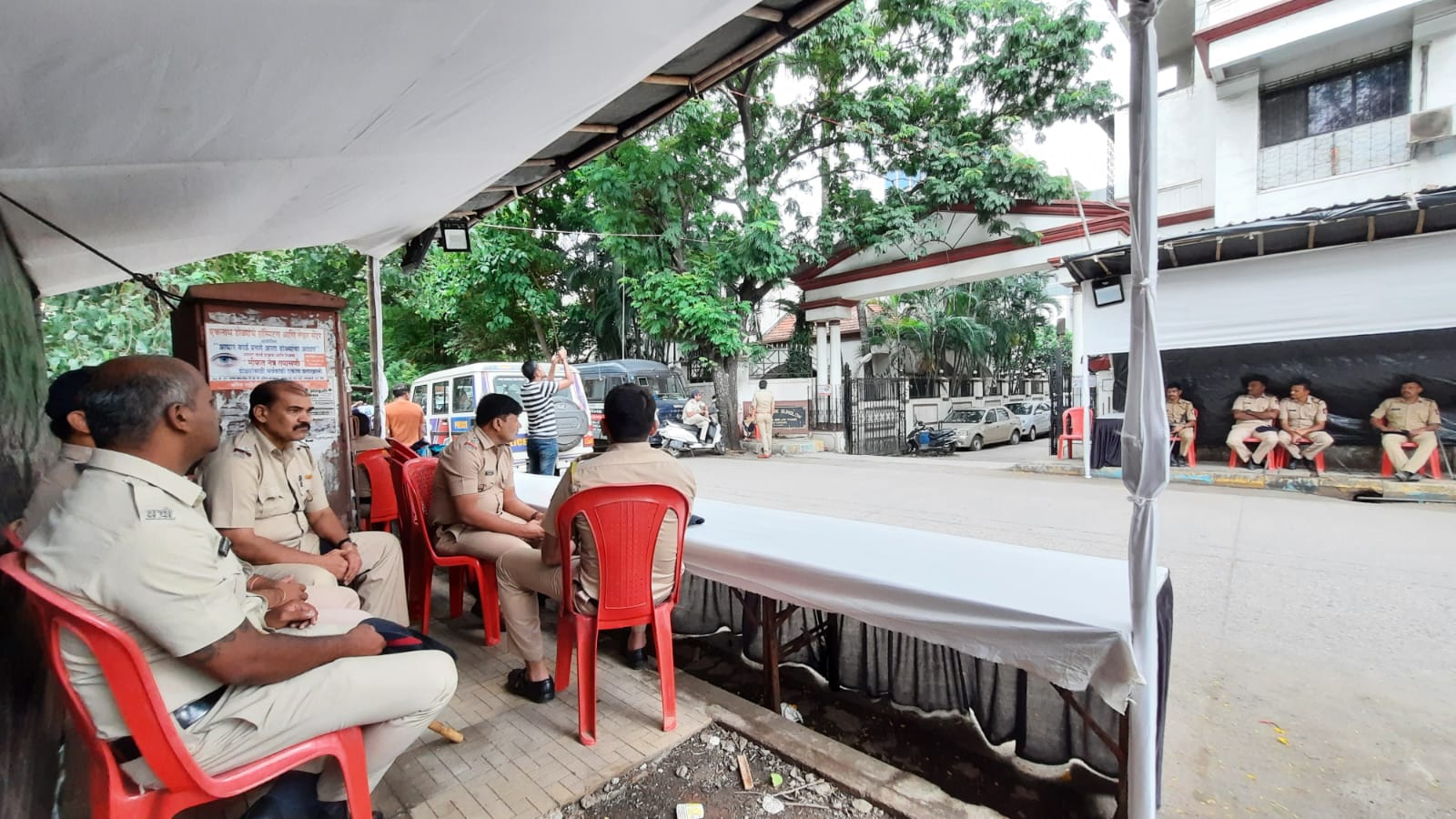 Security beefed up outside Eknath Shinde's house in Thane (Hindustan Times) Security beefed up outside Eknath Shinde's house in Thane (Hindustan Times)