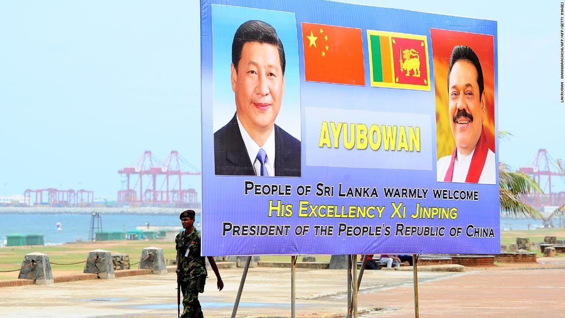 Um outdoor do presidente chinês Xi Jinping e agora deposto primeiro-ministro Mahinda Rajapaksa no pano de fundo do porto de Hambantota.  (por volta de setembro de 2014)