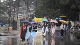 हिमाचल प्रदेश में मंगलवार को मानसून के दस्तक देने की संभावना को देखते हुए भारतीय मौसम विभाग ने किन्नौर और लाहौल-स्पीति को छोड़कर राज्य के 10 जिलों में गरज के साथ भारी बारिश के लिए चार दिन का येलो अलर्ट जारी किया है।  (पीटीआई)