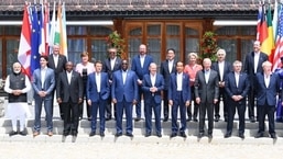 Líderes do G7 posam para fotografia de grupo antes da Cúpula do G7, em Schloss Elmau, na Alemanha.