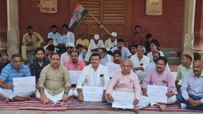 Congress members staging a sit in against Agnipath - recruitment policy at Townhall ground in Maidagini area of Varanasi (ht photo)
