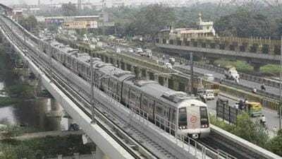 The red line has 29 stations that runs from Rithala to Shaheed Sthal with a total distance of 34.55 km (Sakib Ali /Hindustan Times) The red line has 29 stations that runs from Rithala to Shaheed Sthal with a total distance of 34.55 km (Sakib Ali /Hindustan Times)
