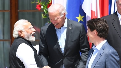 G7 च्या ठिकाणी, पंतप्रधान मोदींनी अमेरिकेचे अध्यक्ष जो बिडेन, कॅनडाचे पंतप्रधान जस्टिन ट्रूडो यांच्याशी हलके-फुलके संभाषण शेअर केले.