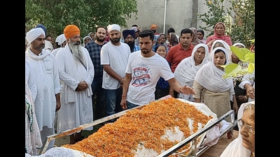 Bollywood actor Randeep Hooda attends the funeral of Dalbir Kaur, sister of Sarabjit Singh who died in Pakistan jail, at her native village, in Bhikhiwind near Amritsar on Sunday. Randeep Hooda has acted in the role of Sarabjit Singh in the Bollywood movie titled 'Sarbjit.' Dalbir Kaur hit the headlines when she led a vociferous campaign for the release of her brother from the Pakistan jail. (ANI) Bollywood actor Randeep Hooda attends the funeral of Dalbir Kaur, sister of Sarabjit Singh who died in Pakistan jail, at her native village, in Bhikhiwind near Amritsar on Sunday. Randeep Hooda has acted in the role of Sarabjit Singh in the Bollywood movie titled 'Sarbjit.' Dalbir Kaur hit the headlines when she led a vociferous campaign for the release of her brother from the Pakistan jail. (ANI)