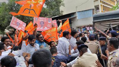 Shiv Sena party worker protest against rebel MLAs. (UDAY DEOLEKAR) Shiv Sena party worker protest against rebel MLAs. (UDAY DEOLEKAR)