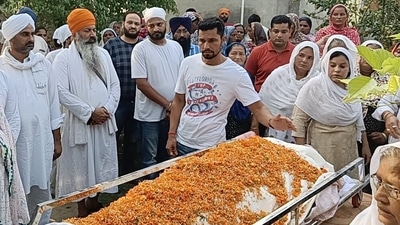 Amritsar, June 26 (ANI): Bollywood actor Randeep Hooda attends the funeral of Dalbir Kaur, sister of Sarabjit Singh who died in Pakistan jail, at her native village, in Bhikhiwind near Amritsar on Sunday. Randeep Hooda has acted in the role of Sarabjit Singh in the Bollywood movie titled 'Sarbjit.' Dalbir Kaur hit the headlines when she led a vociferous campaign for the release of her brother from the Pakistan jail. (ANI Photo) (ANI) Amritsar, June 26 (ANI): Bollywood actor Randeep Hooda attends the funeral of Dalbir Kaur, sister of Sarabjit Singh who died in Pakistan jail, at her native village, in Bhikhiwind near Amritsar on Sunday. Randeep Hooda has acted in the role of Sarabjit Singh in the Bollywood movie titled 'Sarbjit.' Dalbir Kaur hit the headlines when she led a vociferous campaign for the release of her brother from the Pakistan jail. (ANI Photo) (ANI)