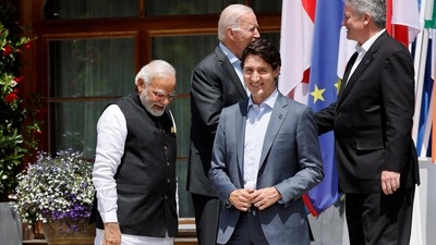 कॅनडाचे पंतप्रधान जस्टिन ट्रूडो हे पंतप्रधान मोदींच्या शेजारी उभे आहेत तर अमेरिकेचे अध्यक्ष जो बिडेन आर्थिक सहकार आणि विकास संघटनेचे (OECD) महासचिव मॅथियास कॉर्मन यांच्याशी हस्तांदोलन करत आहेत.