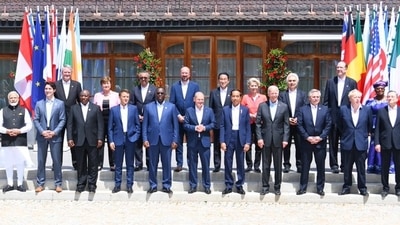 जर्मनीतील श्लोस एलमाऊ येथे G7 शिखर परिषदेच्या आधी ग्रुप फोटोसाठी पोझ देताना G7 नेते.