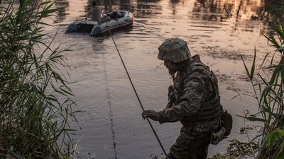 FILE PHOTO: Ukrainian service members cross a river outside the city of Sievierodonetsk, as Russia's attack on Ukraine continues, Ukraine June 19, 2022. REUTERS/Oleksandr Ratushniak (REUTERS)