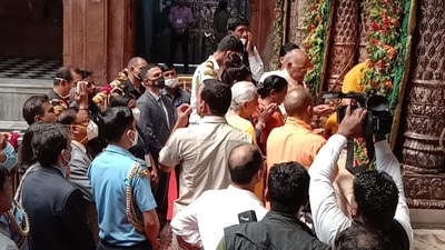 President Ram Nath Kovind along with wife Savita Kovind offered prayers at Shree Bankey Behari Temple. (HT Photo/Hemant Chaturvedi)