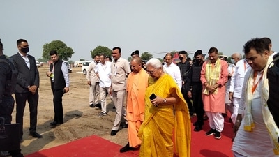 Uttar Pradesh chief minister Yogi Adityanath accompanied by Governor Anandi Ben Patel reviewed arrangements made for the visit of president Ram Nath Kovind ahead of his visit. (HT Photo/Hemant Chaturvedi)