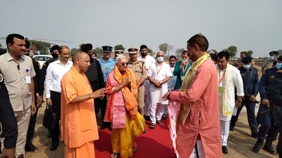 President Ram Nath Kovind was welcomed by governor Anandi Ben Patel and chief minister Yogi Adityanath at helipad. (HT Photo/Hemant Chaturvedi)