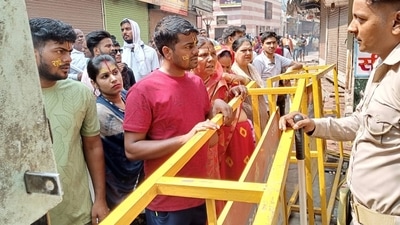 The temple remained closed for devotees during the president's visit. Tight security has been imposed in and around the vicinity. (HT Photo/Hemant Chaturvedi)