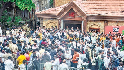 Rebel leader Eknath Shinde’s supporters at Shiv Sena’s Tembhi Naka branch, in Thane on Monday. (HT photo/Praful Gangurde) Rebel leader Eknath Shinde’s supporters at Shiv Sena’s Tembhi Naka branch, in Thane on Monday. (HT photo/Praful Gangurde)