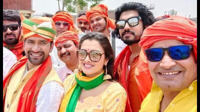 Dinesh Lal Yadav ‘Nirahua’ with Bhojpuri film stars in Azamgarh during campaigning for bypolls in Azamgarh. (File Photo)
