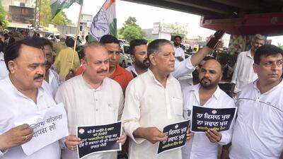 Congress leaders and workers protesting against Agnipath recruitment policy at Jalandhar bypass in Ludhiana. (Gurpreet Singh/HT) Congress leaders and workers protesting against Agnipath recruitment policy at Jalandhar bypass in Ludhiana. (Gurpreet Singh/HT)