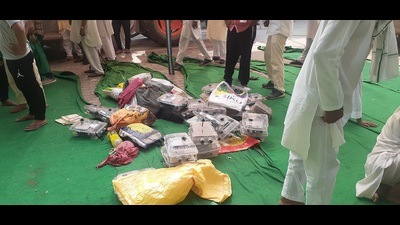 Farmers dumped meters removed from their tube-wells at the office of PVVNL MD in Meerut. (HT PHOTO) Farmers dumped meters removed from their tube-wells at the office of PVVNL MD in Meerut. (HT PHOTO)