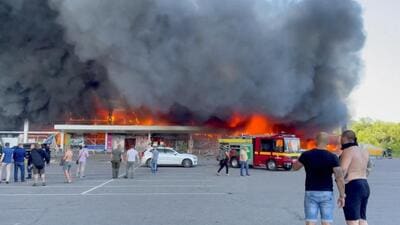 Smoke rises from a shopping mall hit by a Russian missile strike in Kremenchuk, Ukraine, on Monday. (REUTERS) Smoke rises from a shopping mall hit by a Russian missile strike in Kremenchuk, Ukraine, on Monday. (REUTERS)