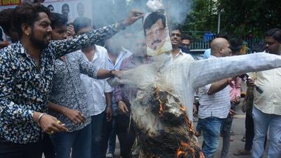 Supporters of Shiv Sena rebel leader Eknath Shinde burned Shiv Sena MP and leader Sanjay Raut’s effigy. (Praful Gangurde/HT photos) Supporters of Shiv Sena rebel leader Eknath Shinde burned Shiv Sena MP and leader Sanjay Raut’s effigy. (Praful Gangurde/HT photos)