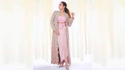 The ensemble is from the collection of designer Anamika Khanna. She accessorised her contemporary ethnic look with a pair of statement earrings. (Instagram/@aslisona) The ensemble is from the collection of designer Anamika Khanna. She accessorised her contemporary ethnic look with a pair of statement earrings. (Instagram/@aslisona)