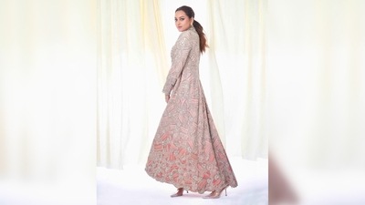 Sonakshi Sinha's fans couldn't keep calm after seeing her post. While one wrote, "This is quite possibly the most beautiful post I have ever seen," another said, "You are an extremely exceptional, a completely beautiful, a so hot attractive, and utterly pleasant lady. big fan always." (Instagram/@aslisona) Sonakshi Sinha's fans couldn't keep calm after seeing her post. While one wrote, "This is quite possibly the most beautiful post I have ever seen," another said, "You are an extremely exceptional, a completely beautiful, a so hot attractive, and utterly pleasant lady. big fan always." (Instagram/@aslisona)