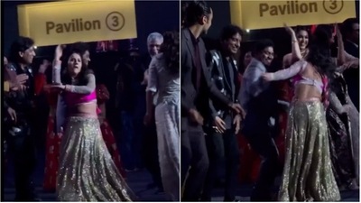 Shehnaaz Gill dancing to The Punjaabban song at Mumbai Police's Umang event.