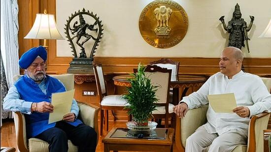 Sri Lanka’s high commissioner Milinda Moragoda briefed Indian petroleum minister Hardeep Singh Puri about Lanka’s “acute challenges” with regard to supply of petroleum products (Twitter/SLinIndia)