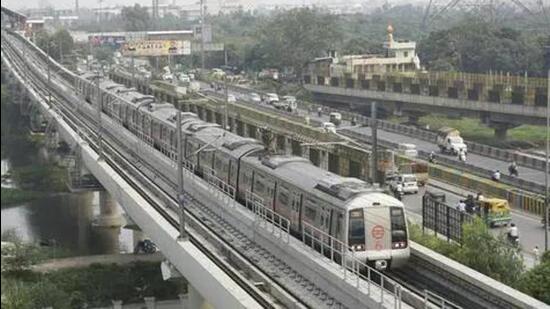 The red line has 29 stations that runs from Rithala to Shaheed Sthal with a total distance of 34.55 km (Sakib Ali /Hindustan Times) The red line has 29 stations that runs from Rithala to Shaheed Sthal with a total distance of 34.55 km (Sakib Ali /Hindustan Times)