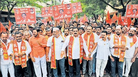 Shiv Sena workers protest against rebel independent MLA Rajendra Patil Yadravkar outside his office at Jaysingpur in Kolhapur on Monday. (HT photo/Uday Deolekar)