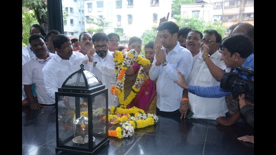 Shrikant Shinde (folded hands), Kalyan MP and son of Shiv Sena rebel leader, Eknath Shinde, at Anand Math in Thane on Monday. (PRAFUL GANGURDE/HT PHOTO)