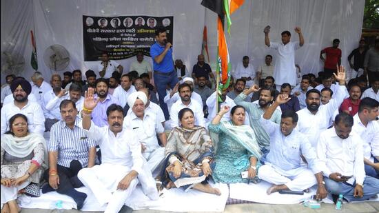 The Chandigarh unit of the Congress party protesting against the Agnipath scheme outside the Congress Bhawan at Sector 35 in Chandigarh on Monday. (Keshav Singh/HT) The Chandigarh unit of the Congress party protesting against the Agnipath scheme outside the Congress Bhawan at Sector 35 in Chandigarh on Monday. (Keshav Singh/HT)