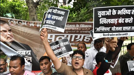 Congress workers raise slogans during the party's 'Satyagraha' against the 'Agnipath' scheme in New Delhi on Monday. (PTI Photo)