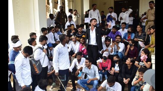LLB students staging demonstration at the Allahabad University on Monday. (HT Photo)