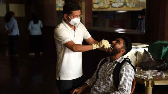 In terms of fresh cases, 121 people tested positive for the virus across the Chandigarh tricity, down from 130 on Sunday. Chandigarh led the daily tally with 52 infections, Mohali logged 42 cases and Panchkula 27. (HT Photo)