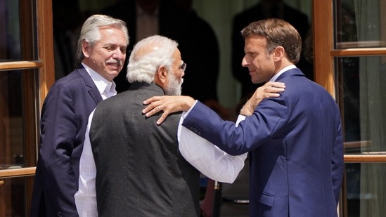 Il premier Modi e il presidente francese Emmanuel Macron parlano dopo una foto di gruppo dei leader del Gruppo dei Sette e dei paesi partner al vertice (Reuters)