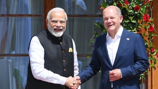 PM Modi welcomed by German Chancellor Bundeskanzler Olaf Scholz on his arrival at the G-7 Summit at Schloss Elmau.(PMO/ Twitter)