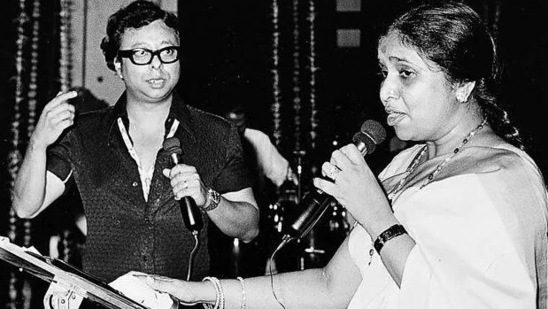 RD Burman and Asha Bhosle during a singing session.&nbsp;