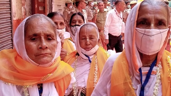 Residents of Krishna Kutir awaits the arrival of President of India Ram Nath Kovind.(HT Photo/Hemant Chaturvedi)