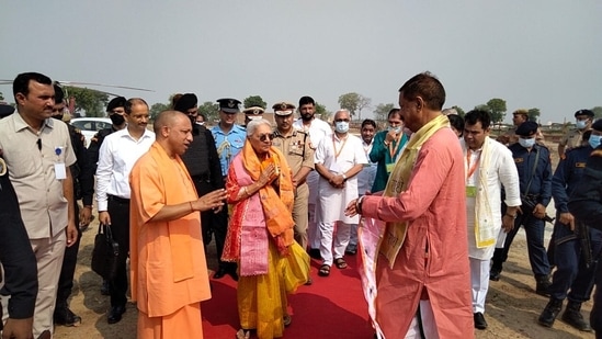 President Ram Nath Kovind was welcomed by governor Anandi Ben Patel and chief minister Yogi Adityanath at helipad.(HT Photo/Hemant Chaturvedi)